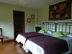 CeaCasa Mañoso的一间卧室,配有两张床