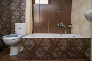 ÉlosMarika Traditional Home的一间带卫生间和浴缸的浴室