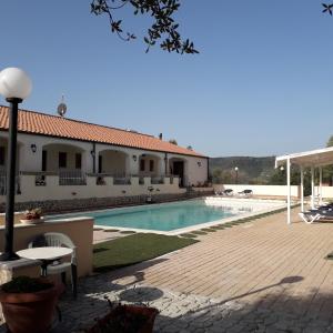 Hotel Valle del Cedrino内部或周边的泳池