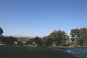 哈赖斯德拉韦拉Casa Rural El Rivero的一座带水树池的高尔夫球场