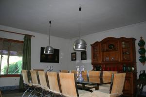 哈赖斯德拉韦拉Casa Rural El Rivero的一间带桌椅的用餐室