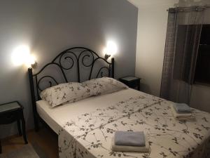 特斯特诺Apartment Barica的一间卧室配有一张带黑白色棉被的床