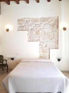 塔兰托Buonanotte Margherita的一间卧室设有一张床和石墙