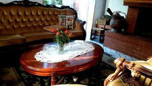戈鲁别Willa Zamkowisko z ogrodowym jacuzzi的客厅配有咖啡桌和沙发