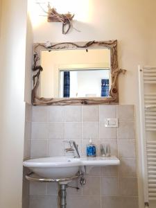 塔兰托Buonanotte Margherita的一间带水槽和镜子的浴室