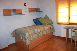 AlcoletgeCA L'AMPURDANES的一间小卧室,配有一张床和一张桌子
