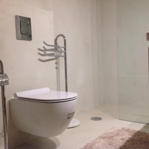 拉戈斯Férias Lagos的带淋浴的浴室内的白色卫生间