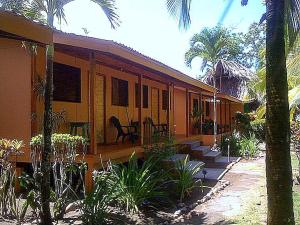 ZancudoCabinas Sol y Mar的前面有棕榈树的房子