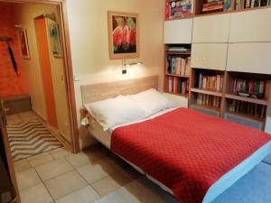 VimyChambre plein comfort的一间卧室配有一张带红色毯子的床