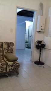 南圣洛伦索Apartamento kitchenette的一间房间,地板上配有椅子和灯