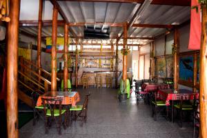 曼克拉La Pachamama的一间在房间内配有桌椅的餐厅