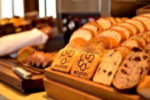 神户科比波特匹亚酒店的桌上的一大堆不同类型的面包