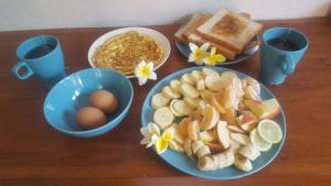特贾库拉格德民宿的餐桌,带食物盘子,鸡蛋和烤面包