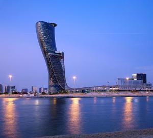 阿布扎比Andaz Capital Gate Abu Dhabi - a concept by Hyatt的水体旁边的高楼