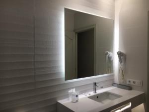 桑坦德利亚湾Hotel Playa Santandria Adults Only的一间带水槽和镜子的浴室