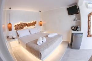 圣斯特凡诺斯Villa Elina suites and more的一间卧室配有一张带两条白色毛巾的床