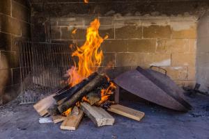 维利伊兹Slanac 2的砖炉火,炉火上放着木柴和锅