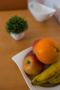 维利伊兹Slanac 2的桌上一碗水果,上面有苹果和橙子