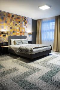 格但斯克IBB Hotel Gdańsk的一间卧室配有一张大床和地毯。