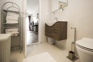 巴什卡沃达Apartments Dvor - ap1, ap2, ap3的白色的浴室设有水槽和卫生间。