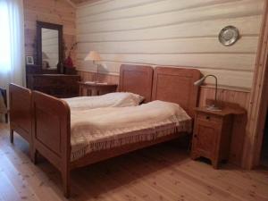 RendalenBakken Gårdshus的一间卧室配有一张床、一张桌子和一面镜子