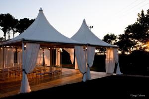 VilagrasaHotel del Carme的配有白色窗帘和桌椅的帐篷