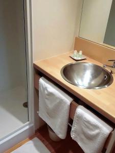Pauilhac多梅因萨德加斯科涅酒店的一间带水槽和镜子的浴室