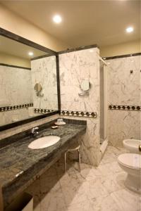 蒙特罗索阿尔马雷Hotel La Colonnina的一间带水槽和卫生间的浴室
