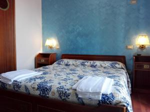 波尔图圣乔治B&B AL MARE的一间卧室配有一张床,上面有两条毛巾