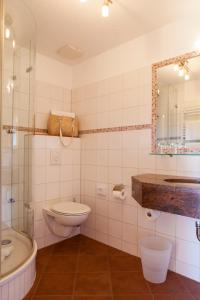 甘德尔克塞拜肯克劳勒尔酒店的浴室配有卫生间、盥洗盆和浴缸。