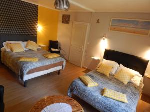 翁弗勒尔雷库基亚酒店的酒店客房设有两张床和一张桌子。