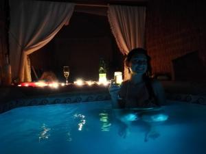卡尔德拉El Faro的一位晚上在游泳池里拿着蜡烛的女人