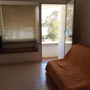 锡巴里Appartamento in residence Laghi di Sibari的一间卧室设有一张床和一个滑动玻璃门