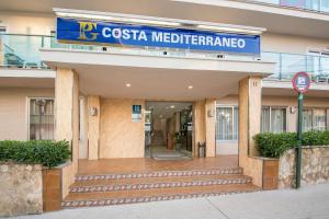 埃尔阿雷纳尔Hotel Costa Mediterraneo的一座医院大楼,上面有读卡萨地中海的标志