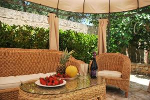 科尔萨诺Villa Verde的一张桌子,上面放着一碗水果和一瓶葡萄酒
