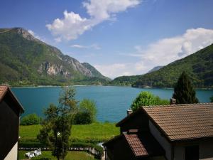 莱德罗Appartamento Chiara的享有以山脉为背景的湖泊美景