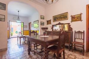 马略卡岛帕尔马Es Llimoner des Molinar的一间带木桌和椅子的用餐室