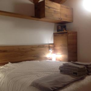 佩尔吉内瓦尔苏加纳Rooms dei Minatori的一间卧室配有一张白色的床,光线充足
