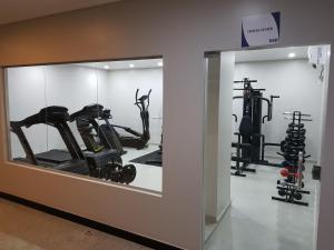 贝伦贝伦索夫特酒店的一间健身房,里面设有数个健身器材