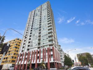 悉尼G1708S三卧室泽特蓝公寓的城市街道上高大的建筑