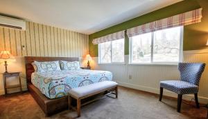 格罗夫兰夏洛特酒店的卧室配有床、椅子和窗户。