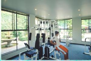 博士山伯克斯山都铎贝斯特韦斯特酒店的一名在健身房跑步机上锻炼的女子