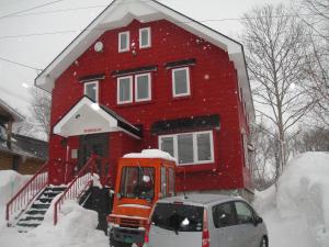 冬天的红滑雪屋酒店