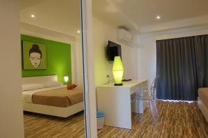 南芭堤雅Lotus Art Guesthouse的一间卧室设有一张床和绿色的墙壁
