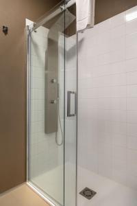 布拉格布拉格天空酒店的浴室里设有玻璃门淋浴