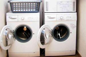阿尔苏阿Albergue Los Caminantes 2的两台洗衣机以及洗衣机和烘干机