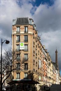 巴黎钟楼巴黎15埃菲尔铁塔酒店的一座高大的砖砌建筑,上面有标志