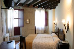 阿拉力兹欧派塔露农家酒店的卧室配有床、桌子和窗户。