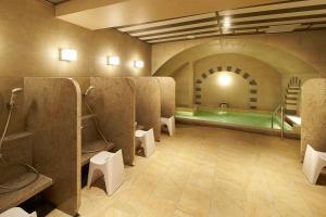 大阪DEL style Osaka Higashi Temma by Daiwa Roynet Hotel的大楼内带游泳池的浴室