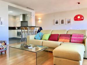 瓦伦西亚Warhol Apartment. Free Wifi 5G.的客厅配有带色彩缤纷枕头的沙发